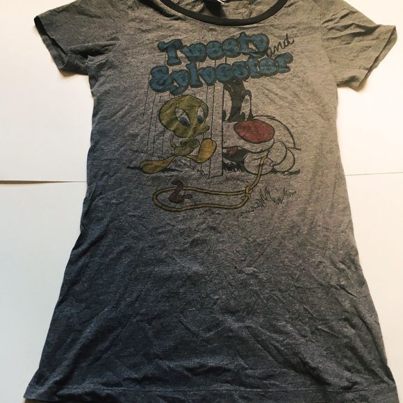 Looney Toons Tweety and Sylvester  graphic tee. - Picture 3 of 6